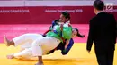 Atlet beladiri Kurash Indonesia, Marselina Papara saat bertarung dengan Munkhtstsg Ogon dari Monggolia di 16 besar kelas putri dibawah 78 kg di JCC Senayan, Jakarta, Kamis (30/8). Indonesia kalah 0-10 dari Monggolia. (Liputan6.com/Fery Pradolo)