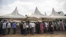 Orang-orang berkumpul untuk membeli domba jelang perayaan Idul Adha di sebuah pasar di pinggiran Rabat, Maroko, Kamis (30/7/2020). (AP Photo/Mosaab Elshamy)