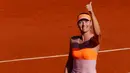 Usai mengalahkan Simona Halep di Stadion Roland Garros, Paris, (7/6/2014), Maria Sharapova terlihat tersenyum sambil mengacungkan jempolnya. (REUTERS/Jean-Paul Pelissier)