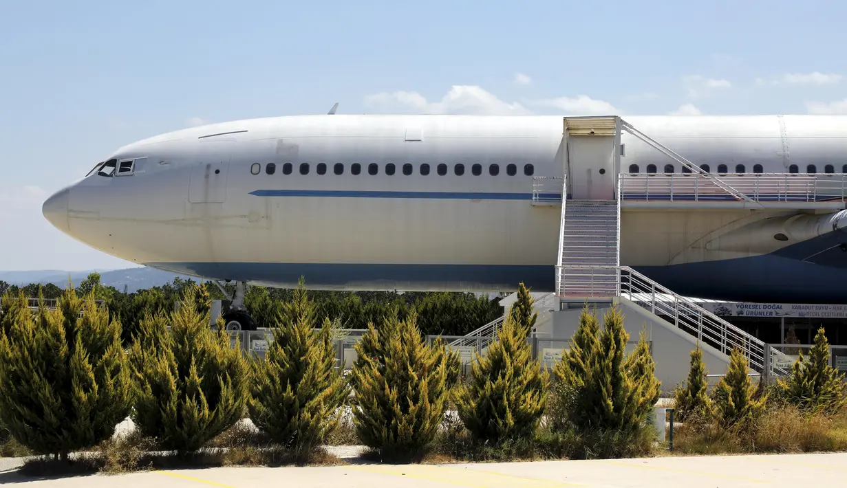 Restoran pesawat berukuran besar yang terletak di Distrik Burhaniye, Provinsi Balikesir, Turki, 4 Agustus 2020. Restoran terbesar di Turki itu, yang dialihfungsikan dari pesawat Airbus tua, dijual seharga 1,4 juta dolar AS (1 dolar AS = Rp14.697), kata seorang agen properti. (Xinhua/Osman Orsal)
