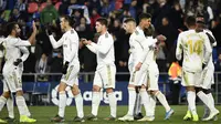 Para pemain Real Madrid merayakan kemenangan atas Getafe pada laga La Liga Spanyol di Stadion Col Alfonso Perez, Getafe, Sabtu (4/1). Getafe kalah 0-3 dari Madrid. (AFP/Oscar Del Pozo)