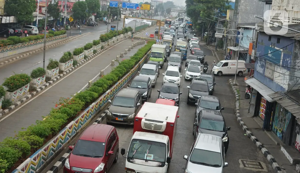 Kendaraan terjebak macet di dekat terowongan Senen yang ditutup sementara di Jakarta, Senin (4/5/2020). Penutupan terowongan dari arah Cempaka Putih menuju ke Monas tersebut dilakukan selama 10 hari karena adanya proyek pengerjaan Underpass Senen Extension. (Liputan6.com/Immanuel Antonius)