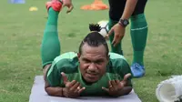 Pemain Persebaya, Nelson Alam, kembali berlatih di Lapangan Polda Jatim, Surabaya, Kamis (21/2/2019). (Bola.com/Aditya Wany)