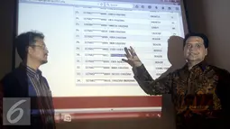 Ketua KPU, Husni Kamil Malik (kiri) saat launching Daftar Pemilih Sementara (DPS) secara online di Media Center KPU, Jakarta, Kamis (9/10/2015). KPU mengumumkan DPS secara online sebagai upaya transparansi Pemilu. (Liputan6.com/Johan Tallo)