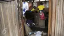 Seorang siswa membersihkan ruang belajarnya di sekolah terapung, Lagos Lagoon, Nigeria (29/2/2016). Sekolah ini adalah sekolah yang dibangun di atas air di Makoko, sebuah kawasan padat penduduk di Lagos, ibukota Nigeria. (Reuters/Akintunde Akinleye)