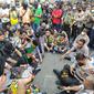 Ratusan massa saat menggelar aksi demo di depan Kantor PT Bayan Resources di Balikpapan. (Liputan6.com/Istimewa)
