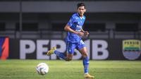 Pemain Persib Bandung, Ryan Kurnia menggiring bola pada laga lanjutan pekan ke-3 BRI Liga 1 2023/2024 antara Persib Bandung melawan Dewa United FC di Stadion Gelora Bandung Lautan Api (GBLA), Bandung, Jumat (14/07/2023). (Bola.com/Bagaskara Lazuardi)