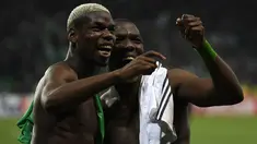 Gelandang Manchester United Paul Pogba (kiri) dan bek Saint-Etienne Florentin Pogba bertemu pada Liga Europa, di Stade Geoffroy-Guichard, Rabu (22/2). Pogba bersaudara saling bertukar jersey usai MU menang 1-0 atas Saint-Etienne. (PHILIPPE DESMAZES/AFP)