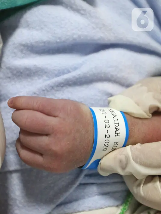 Tanda pengenal terpasang pada tangan bayi baru lahir di Rumah Sakit Ibu dan Anak Tambak, Jakarta, Kamis (20/2/2020). Bayi laki-laki yang belum diberi nama dari pasangan Khaidah Nurmayanti dan Agus Suseno itu lahir pada tanggal 20 bulan 02 tahun 2020 atau 20-02-2020. (Liputan6.com/Herman Zakharia)
