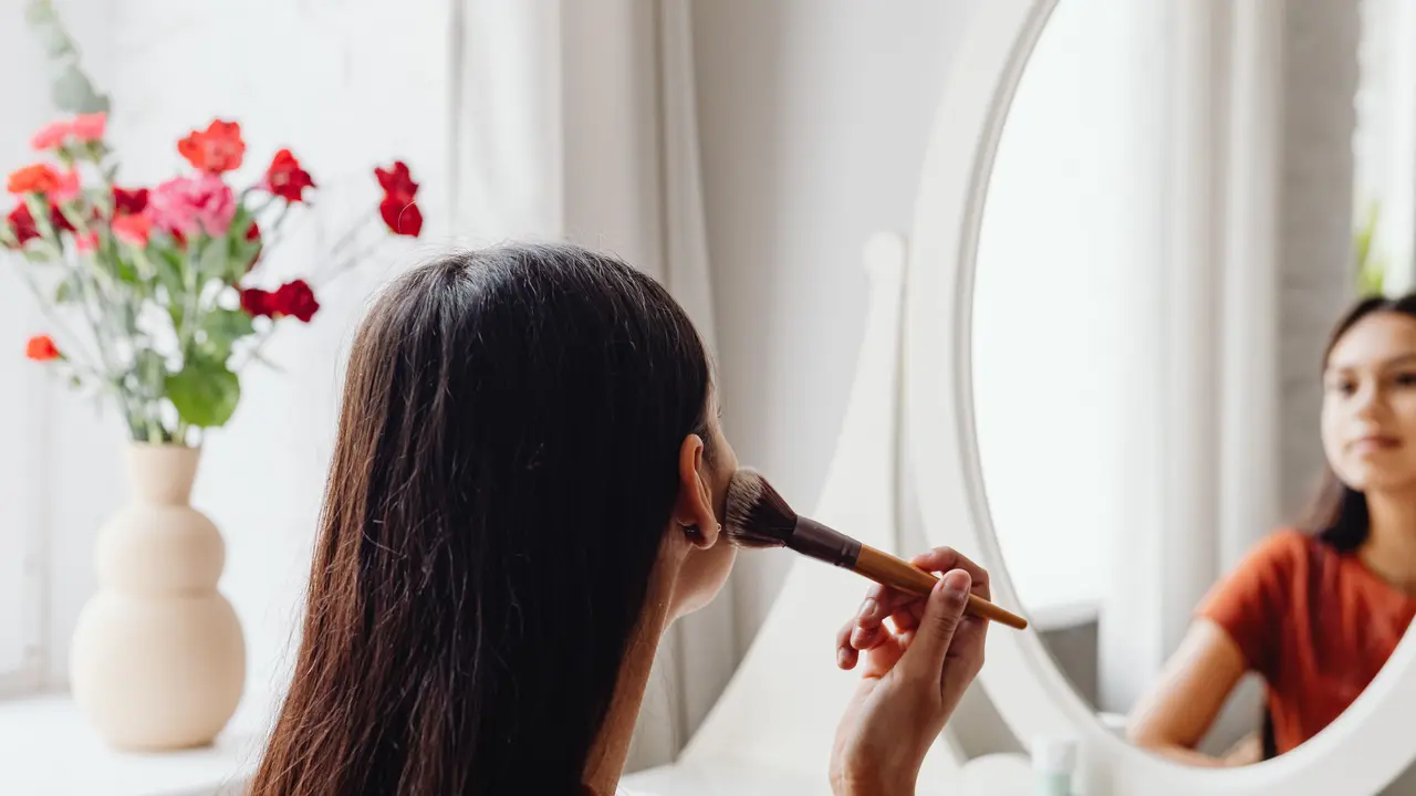 Sering Skip Reapply Sunscreen karena Pakai Makeup? Ini Solusinya