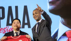 Ketua PSSI, Erick Thohir, dan pelatih anyar Timnas Indonesia,&nbsp;Patrick Kluivert, dalam sesi konfrensi pers di Hotel Mulia, Jakarta, Minggu (12/1/2025) sore WIB. (Bola.com/Bagaskara Lazuardi)