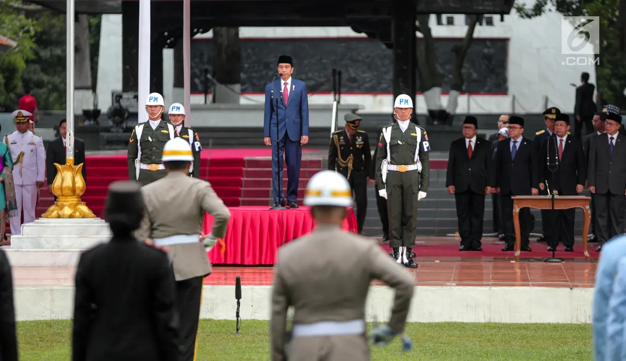 Presiden Joko Widodo menjadi inspektur upacara dalam upacara Hari Kesaktian Pancasila, di Halaman Monumen Pancasila Sakti, Kompleks Lubang Buaya, Jakarta, Minggu (1/10). (Liputan6.com/Faizal Fanani)