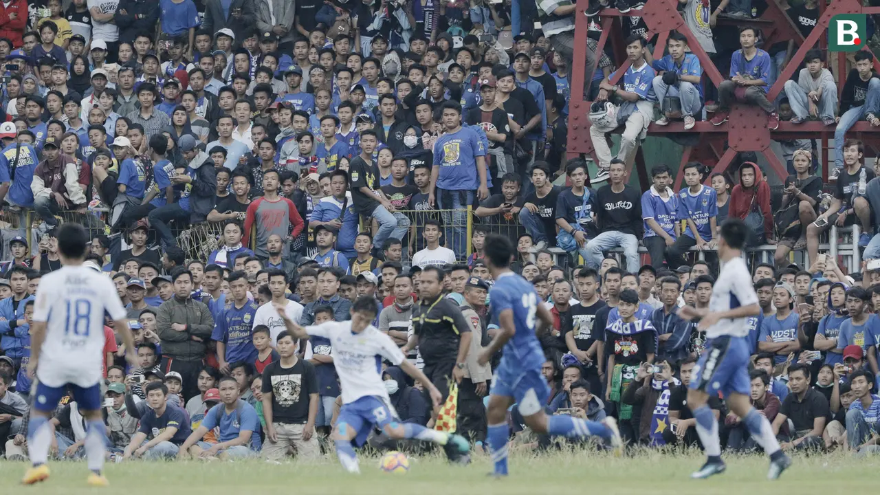 Suporter Persib Bandung dan Perserang Serang
