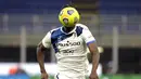 Striker Atalanta, Duvan Zapata, mengejar bola saat melawan Inter Milan pada laga Liga Italia di Stadion Giuseppe Meazza, Senin (8/3/2021). Inter Milan menang dengan skor 1-0. (AP/Luca Bruno)