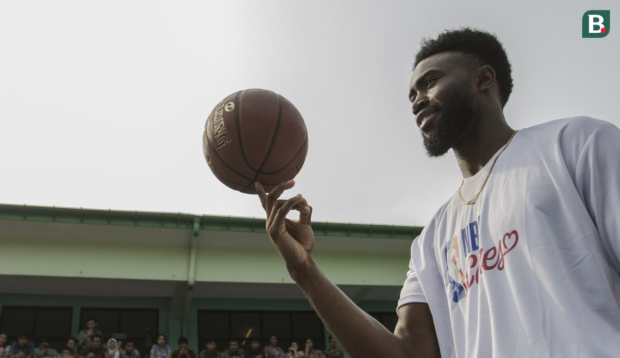 Pebasket Boston Celtics, Jaylen Brown, memainkan bola saat Junior NBA Indonesia di SMA 82, Jakarta, Kamis (26/7/2018). Junior NBA merupakan program pembinaan olahraga basket secara global. (Bola.com/Vitalis Yogi Trisna)