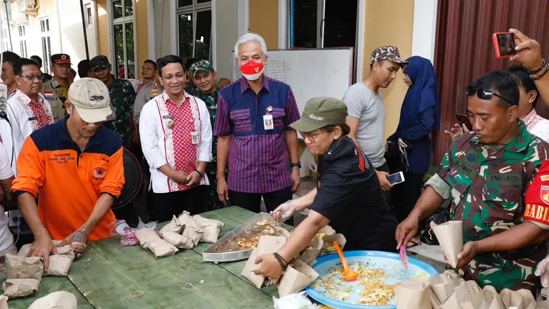 Gubernur Jawa Tengah Ganjar Pranowo, memastikan pasokan logistik dan makan untuk para pengungsi banjir Pekalongan aman selama berada di tenda pengungsian.