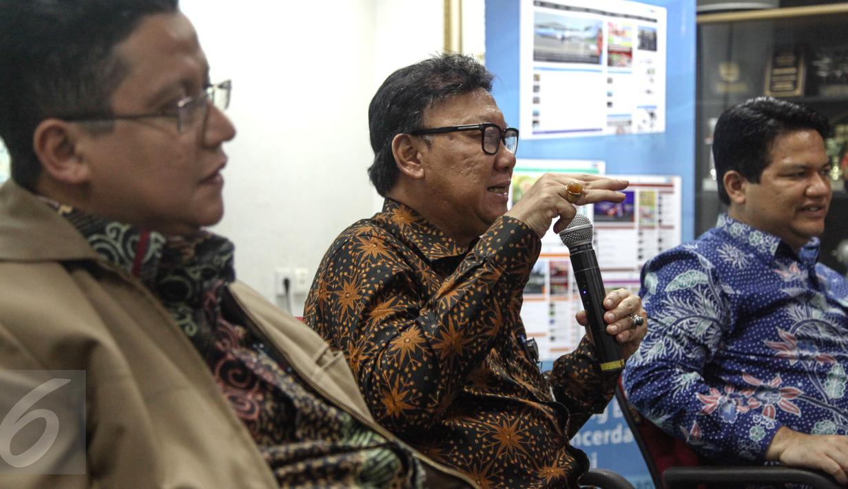 Mendagri Tjahjo Kumolo saat diskusi Pilkada Serentak, Jakarta, Rabu (2/12/2015). KPU telah menerbitkan materi petunjuk teknis kampanye dan mekanisme debat pasangan calon untuk menjadi pedoman KPU Provinsi dan Kabupaten/Kota. (Liputan6.com/Faizal Fanani)