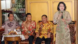 Istri Wakapolri Badrodin Haiti memberikan sambutan kepada anggota Komisi III DPR RI yang berkunjung ke rumahnya jelang fit dan propertes calon Kapolri di kawasan Jagakarsa, Jakarta, Rabu (15/4/2015). (Liputan6.com/Helmi Afandi)