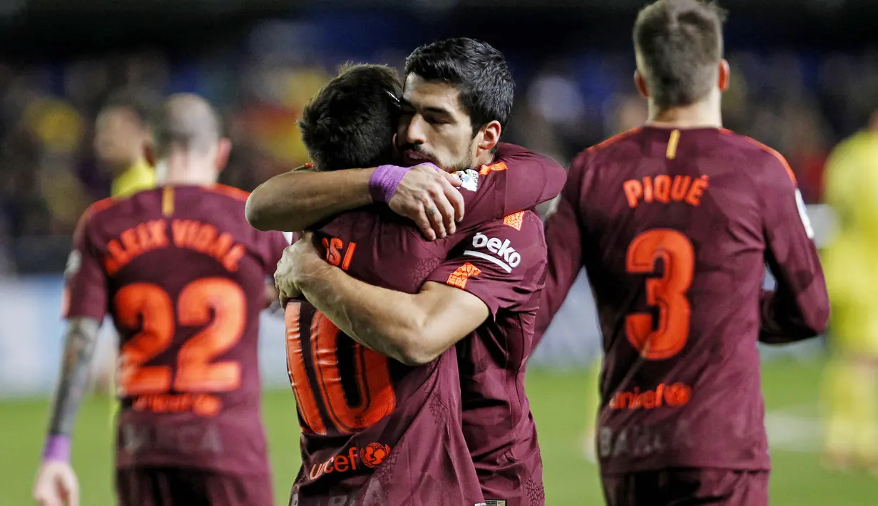 Striker Barcelona, Lionel Messi dan Luis Suarez, berpelukan usai berhasil membobol gawang Villarreal pada laga La Liga, di Stadion De La Cerramica, Minggu (10/12/2017). Barcelona menang 2-0 atas Villarreal. (AP/Alberto Saiz)