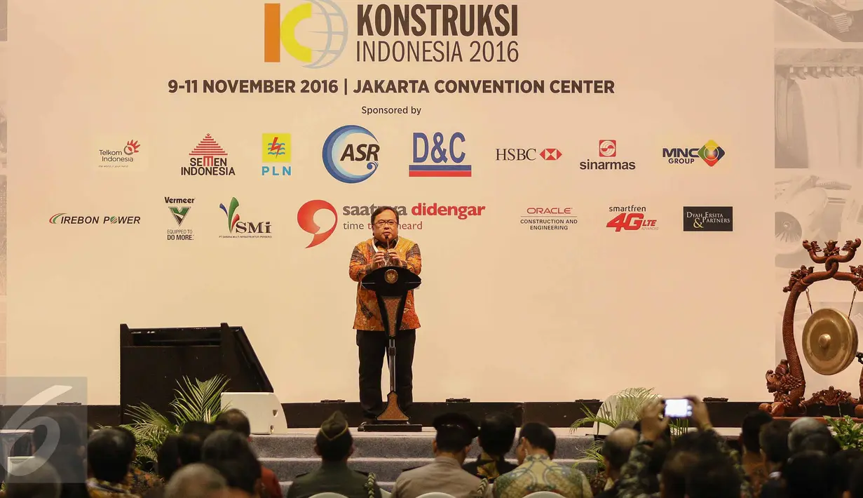 Menteri PPN/Kepala Bappenas, Bambang Brodjonegoro memberikan sambutan dalam pembukaan acara Indonesia Infrastructure Week (IIW) di Jakarta Convention Center, Rabu (9/11). Acara ini dibuka secara resmi oleh Presiden Jokowi. (Liputan6.com/Faizal Fanani)