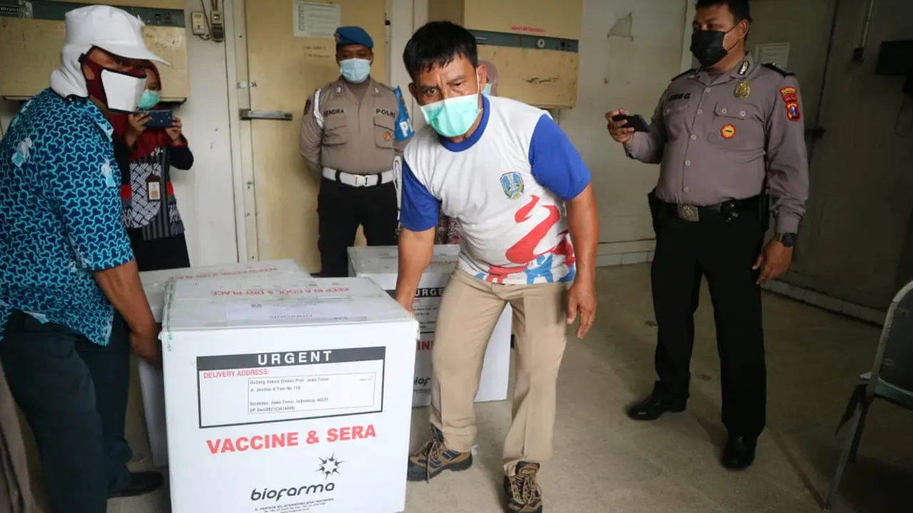 Vaksin Covid-19 didistribusikan ke Surabaya Raya. (Dian Kurniawan/Liputan6.com).