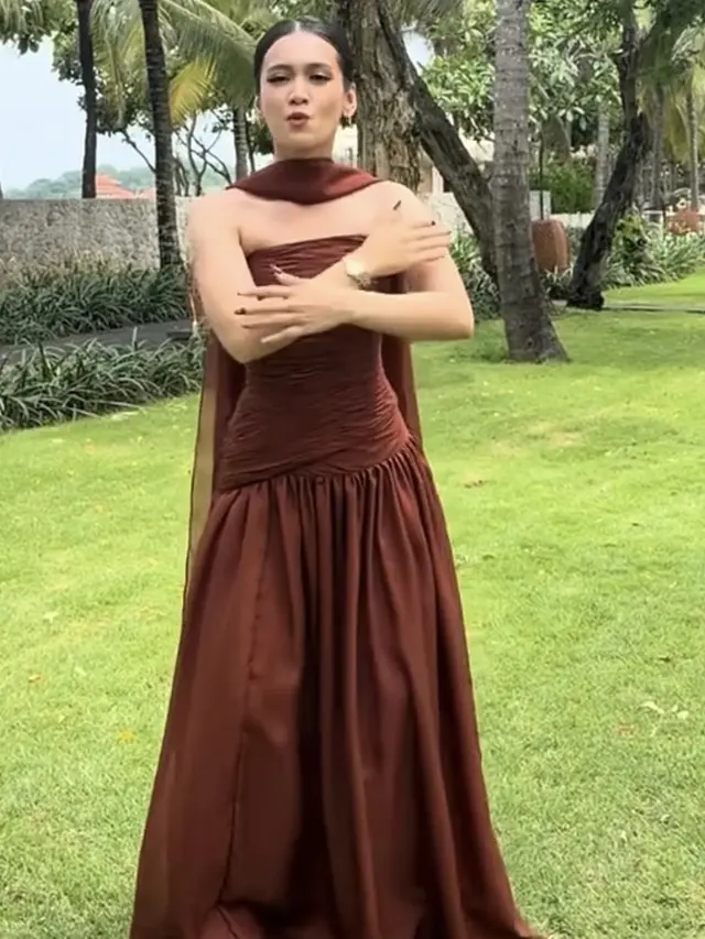 Dea Annisa saat Jadi Bridesmaid Ranty Maria pakai dress coklat. [@deaaannisa]