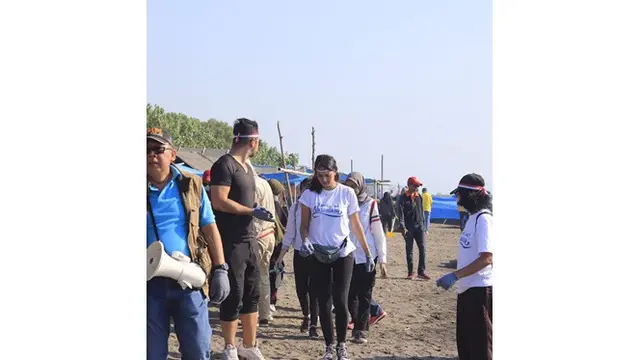 6 Momen Aurelie Ikut Bersihkan Pantai di Hari Kemerdekaan, Jadi Panutan