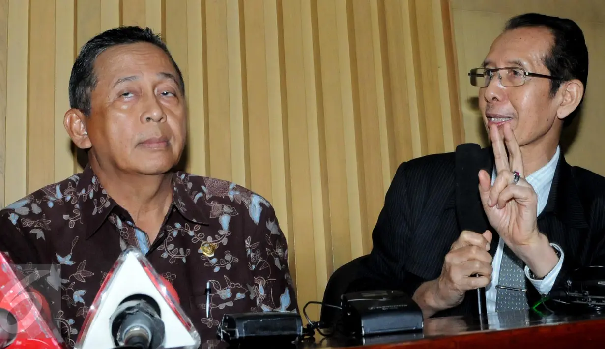 Wakil Ketua KPK Zulkarnain (kanan) dan Anggota V BPK Moermahadi Soerja Djanegara di Gedung KPK, Jakarta, Senin (7/12). BPK telah menyerahkan hasil audit investigasi terkait pembelian lahan RS Sumber Waras yang melibatkan Ahok. (Liputan6.com/Helmi Afandi)
