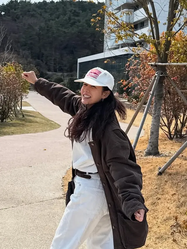 Son Ye Jin Unggah Foto Gandeng Hyun Bin. [@yejinhand]