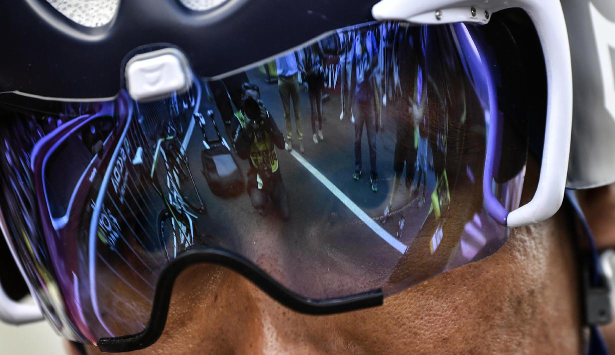 Pebalap Kolombia, Nairo Quintana beronksentrasi saat memulai start saat sesi latihan dengan jarak 17km  pada etape ke-18 Tour De France antara Sallanches dan Megeve, French Alps, (22/7/2016).  (AFP/Jeff Pachoud)