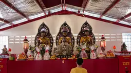 Warga bersembahyang di Vihara Dharma Bakti yang baru di kawasan Glodok, Jakarta, (1/2/2021). Peniadaan ibadah tersebut dimaksudkan untuk mengindari terjadi kerumunan warga yang berdoa di vihara. (Liputan6.com/Faizal Fanani)