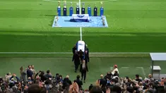 Peti mati mantan presiden FC Porto, Jorge Nuno Pinto da Costa dibawa keluar dari stadion Dragao setelah upacara penghormatan di Stadion Dragao, Porto, Portugal pada 17 Februari 2025. Pinto da Costa, menjabat sebagai presiden FC Porto dari tahun 1982 hingga 2024 dan meninggal dunia pada usia 87 tahun. (AFP/Miguel Riopa)