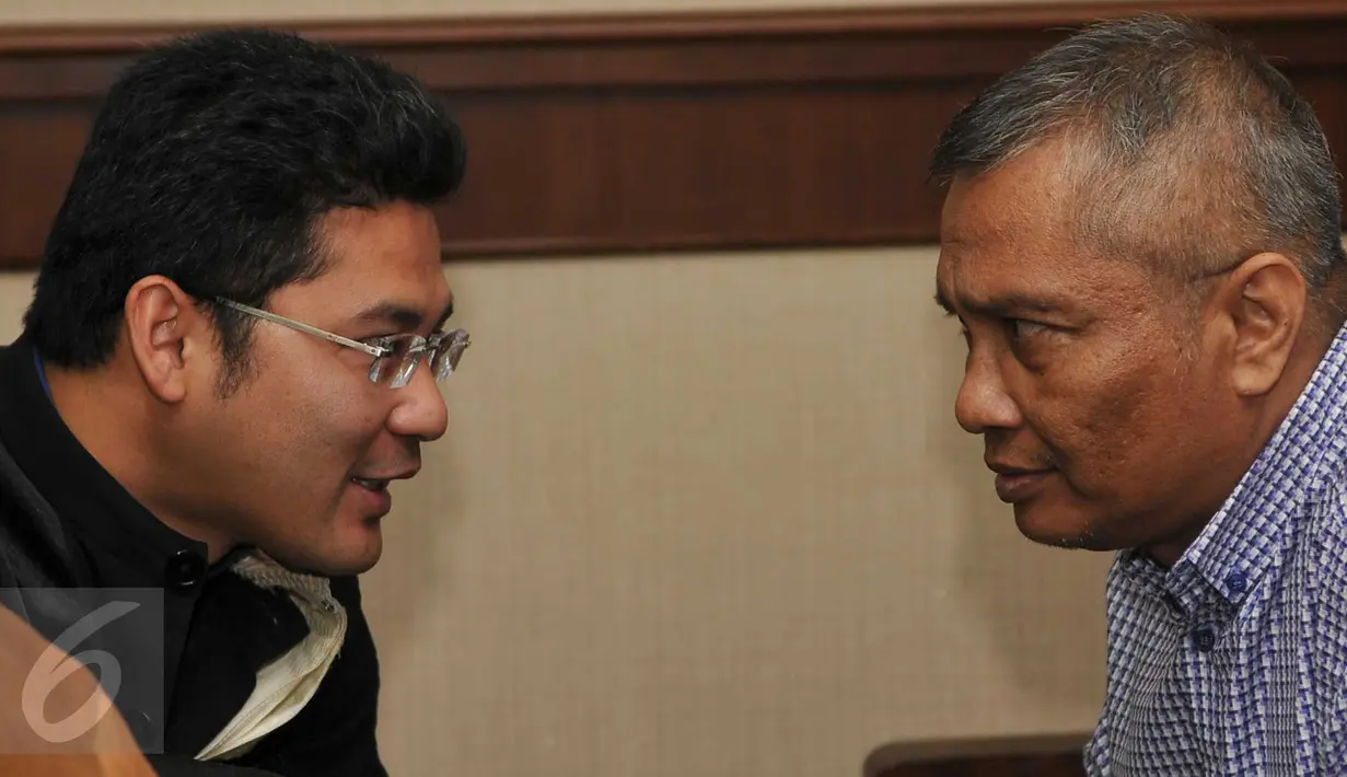 Alex Usman berbincang dengan Kuasa Hukumnya usai Sidang Vonis di Pengadilan Tipikor, Jakarta, Kamis (10/3/2016). Majelis Hakim menjatuhi hukuman kepada Alex Usman 6 tahun penjara dan denda Rp 500 juta. (Liputan6.com/Gempur M Surya)