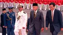 Presiden BJ Habibie (tengah) mendampingi Perdana Menteri Kamboja Hun Sen (kanan) saat kunjungan ke Istana Presiden di Jakarta, 15 Maret 1999.  (Agus Lolong/AFP)