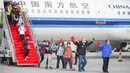 Petugas medis yang diperbantukan ke Provinsi Hubei tiba di Bandara Internasional Taoxian Shenyang, Shenyang, Provinsi Liaoning, China, Jumat (20/3/2020). Sebanyak 173 anggota tim bantuan medis pulang dari Hubei seiring meredanya wabah virus corona COVID-19 di provinsi tersebut. (Xinhua/Long Lei)