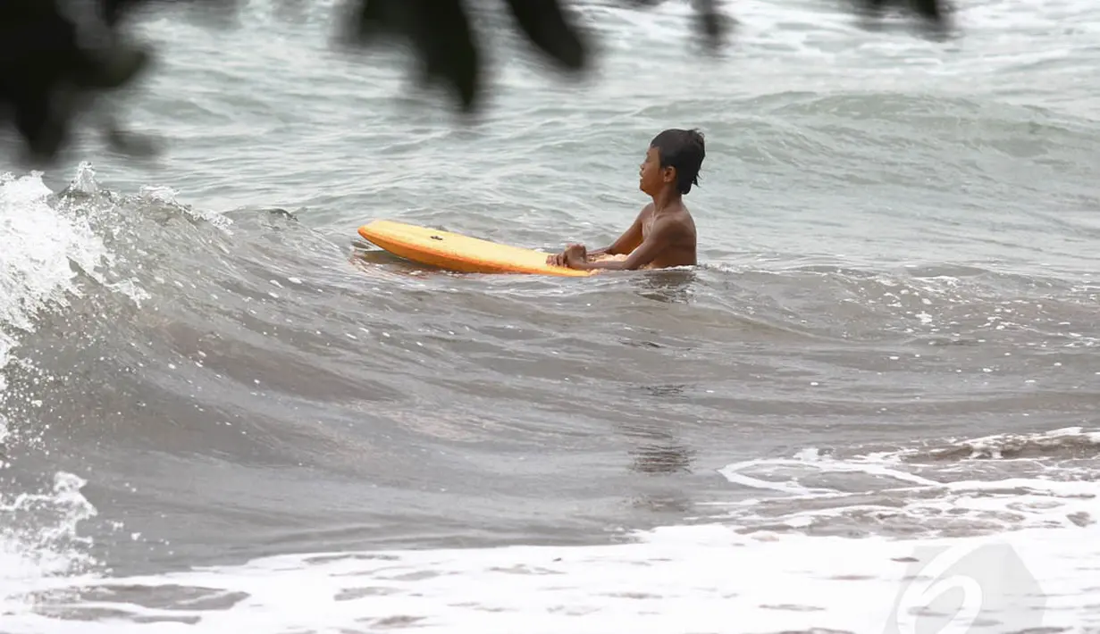 Sebagai anak nelayan,laut merupakan bagian dari hidup termasuk tempat yang mengasyikan untuk bermain (Liputan6.com/Faizal Fanani)