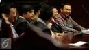 Gubernur DKI Jakarta, Basuki T Purnama berbincang dengan bakal calon kepala daerah Aceh Barat, Fuad Hadi saat sidang lanjutan Uji Materi Pasal 70 ayat 3 UU Pilkada mengenai cuti selama kampanye di MK, Jakarta, Senin (5/9). (Liputan6.com/Johan Tallo)