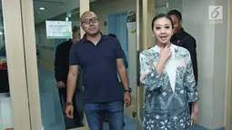 Artis Asri Welas bersama suami, Galiech Ridha Rahardja jelang jumpa pers anak kedua, Rayyan Gibran Ridha Rahardja di rumah sakit, Jakarta, Jumat (15/09). Ibran diizinkan pulang setelah menjalani operasi katarak. (Liputan6.com/Herman Zakharia)