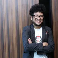 Penyanyi berambut kriting, Kunto Aji kembali masuk menjadi nominator dalam ajang penghargaan insan musik Anugerah Planet Muzik (APM) 2016. Tahun lalu, ia juga menjadi pemenang. (Nurwahyunan/Bintang.com)