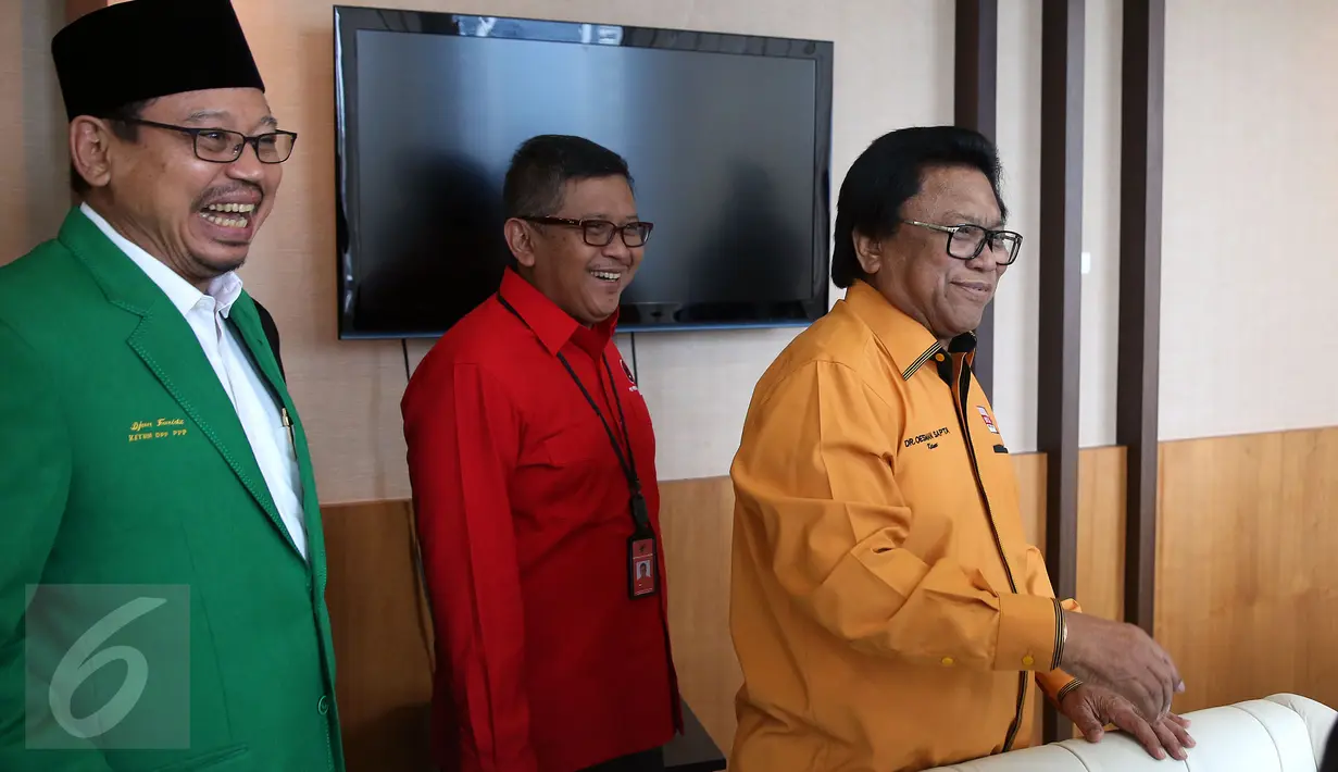 Ketua Umum DPP Hanura Oesman Sapta Odang (kedua kanan) bersama sejumlah petinggi partai-partai pendukung Ahok-Djarot jelang menggelar konferensi pers usai mengadakan pertemuan di Jakarta, Selasa (7/3). (Liputan6.com/Johan Tallo)