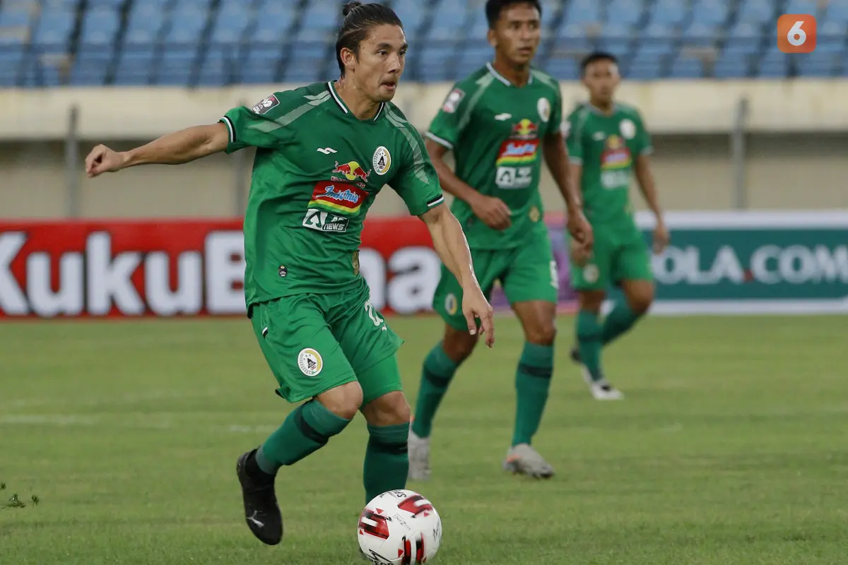 FOTO: Melihat Aksi Kakak-Adik Irfan Bachdim dan Kim Kurniawan Berseragam PSS Sleman