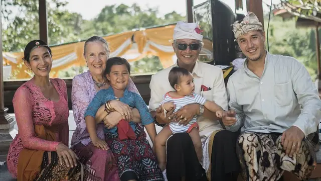 6 Potret Harmonis Happy Salma dan Keluarga