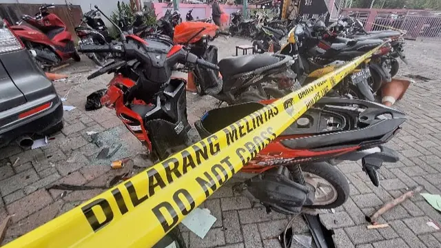 Sepeda motor rusak akibat bentrokan Ormas di Kota Pekanbaru, Riau.