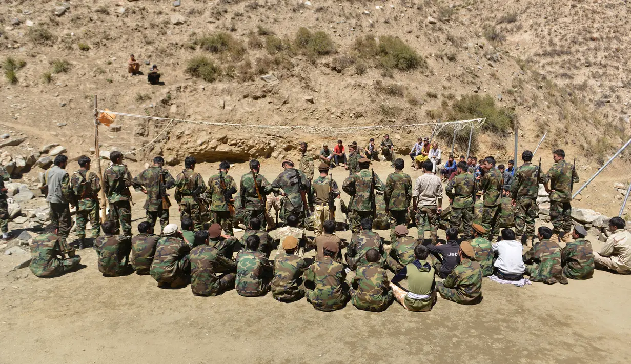 Gerakan perlawanan Afghanistan dan pasukan pemberontakan anti-Taliban mengambil bagian dalam pelatihan militer di daerah Abdullah Khil, Distrik Dara, Provinsi Panjshir, Afghanistan, 24 Agustus 2021. Panjshir jadi satu-satunya wilayah Afghanistan yang belum dikuasai Taliban. (Ahmad SAHEL ARMAN/AFP)