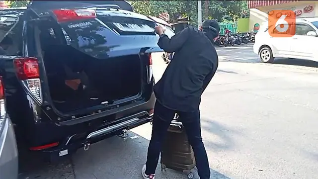 Sebuah koper berwarna coklat dibawa oleh penyidik KPK usai geledah rumah milik Mentan SYL (Liputan6.com/Fauzan)