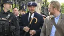 Mantan pesepakbola Inggris David Beckham meninggalkan Westminster Hall setelah memberikan penghormatan kepada peti mati Ratu Elizabeth II, di Istana Westminster, di London, Jumat (16/9/2022). Beckham mengatakan merasa terhormat pernah berbincang langsung dengan Ratu Elizabeth II dan itu menjadi salah satu kenangan paling tak terlupakan baginya. (Photo by Louisa Gouliamaki / AFP)