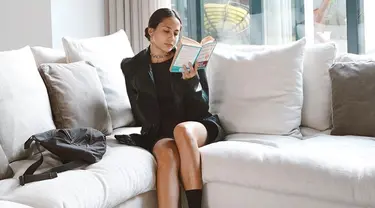 Pemilik nama lengkap Pevita Cleo Eileen Pearce memang menyukai membaca. Ia kerap mengunggah foto saat ia sedang serius membaca. Gaya santai Pevita saat membaca ini berhasil menyita perhatian publik. (Liputan6.com/IG/@pevpearce)