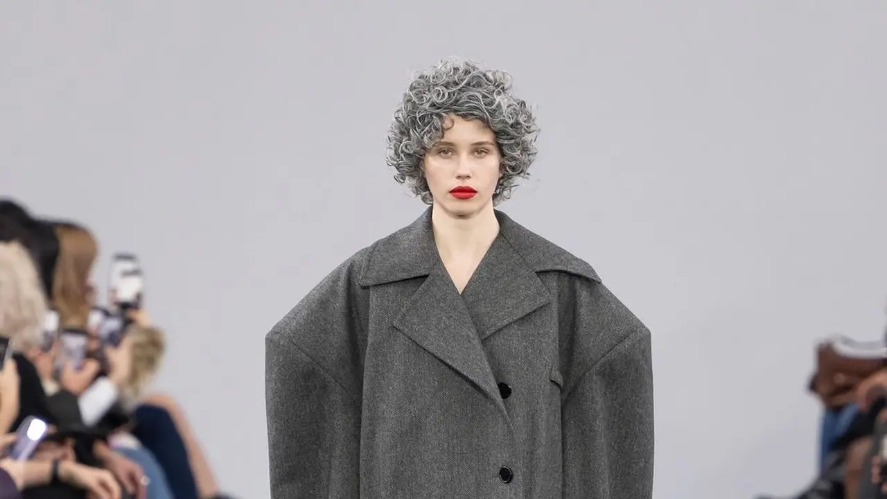 Rambut Uban dan Lipstik Merah, London Fashion Week Jadi Ajang Catwalk "Nenek"