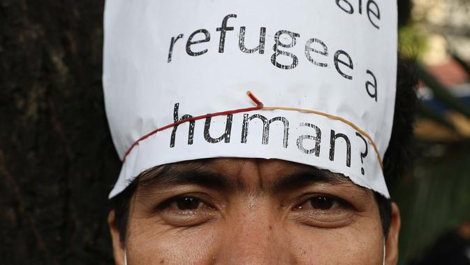 Pengungsi dari negara-negara berkonflik melakukan unjuk rasa di depan Kantor UNHCR, Jalan Kebon Sirih, Jakarta, Selasa (30/7/2019). Pengungsi yang rata-rata belum berkeluarga telah tinggal di Indonesia selama 7-10 tahun tanpa kejelasan dari pihak UNHCR. (Liputan6.com/Helmi Fithriansyah)