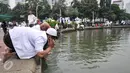 Sejumlah massa demonstran memanfaatkan air kolam Bundaran Patung Kuda untuk wudhu salat Jumat, Jakarta, Jumat (4/11). Sebagian massa demonstan gelar salat Jumat di area Bundaran Patung Kuda. (Liputan6.com/Yoppy Renato)